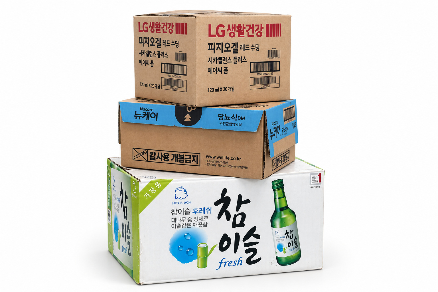 흰 배경에 세 종류의 인쇄 포장 상자를 세로로 쌓은 공산품 상자 예시